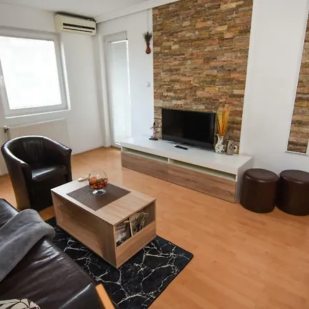 Victoria - Excellent Choice - Near Center *